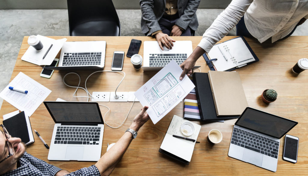 grupa pracujących ludzi